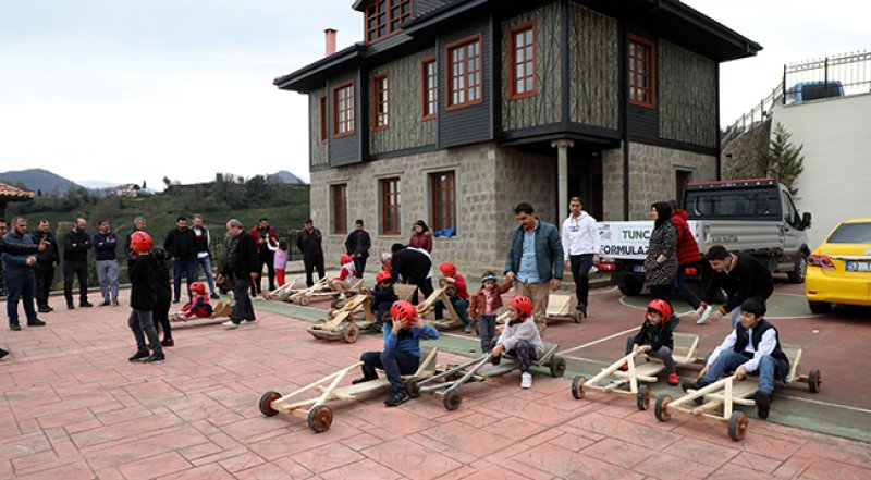 Depremzede çocuklara Formulaz tahta arabalı moral
