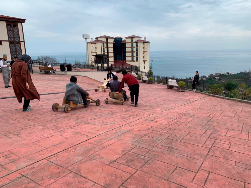 Depremzede çocuklara Formulaz tahta arabalı moral