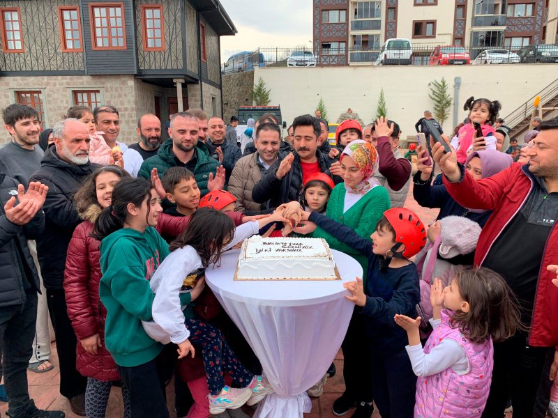 Depremzede çocuklara Formulaz tahta arabalı moral