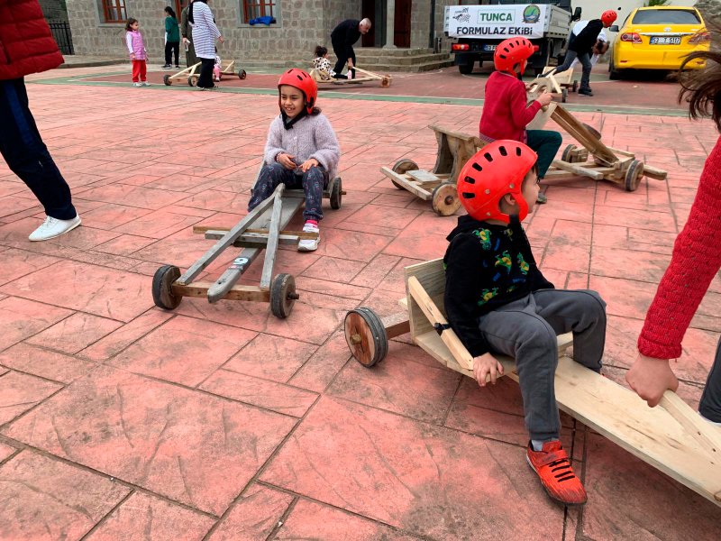 Depremzede çocuklara Formulaz tahta arabalı moral