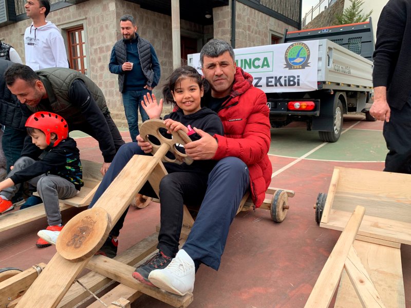Depremzede çocuklara Formulaz tahta arabalı moral