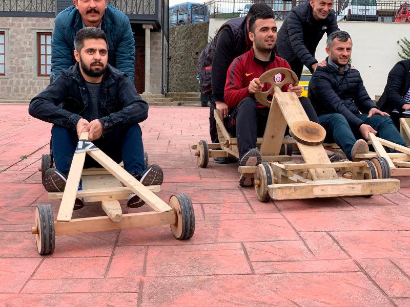 Depremzede çocuklara Formulaz tahta arabalı moral