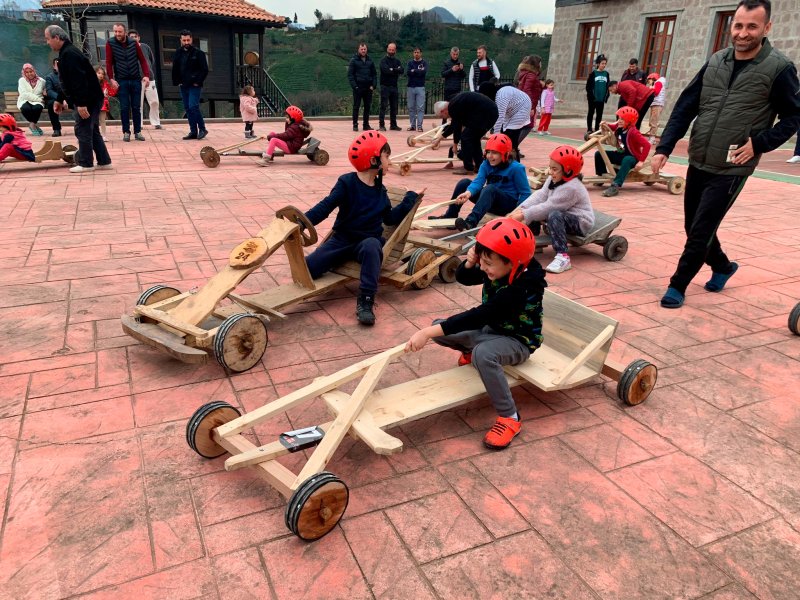 Depremzede çocuklara Formulaz tahta arabalı moral
