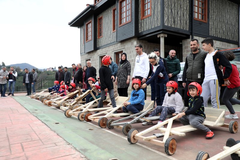 Depremzede çocuklara Formulaz tahta arabalı moral