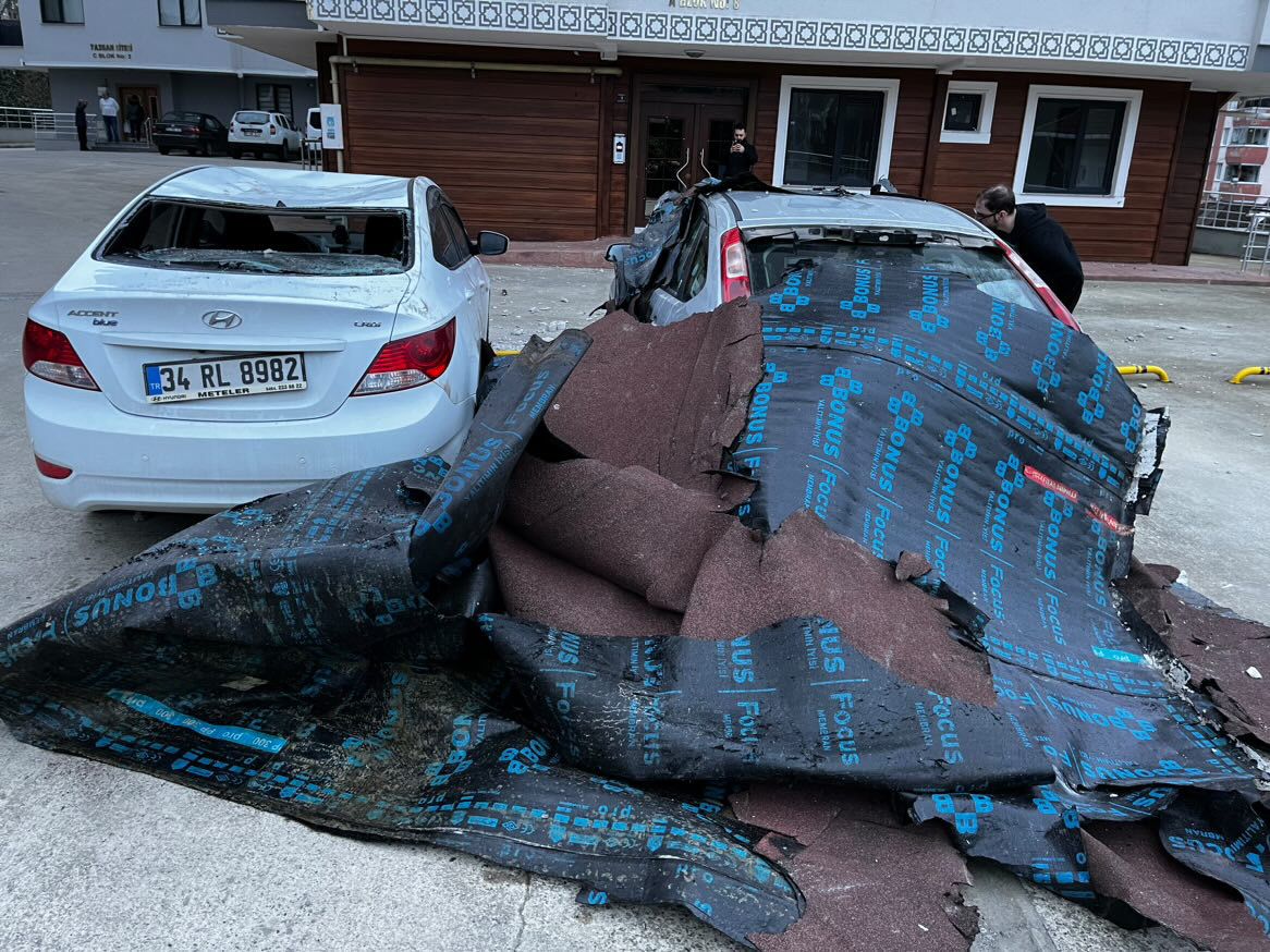 Rize'de fırtına çatıları uçurdu