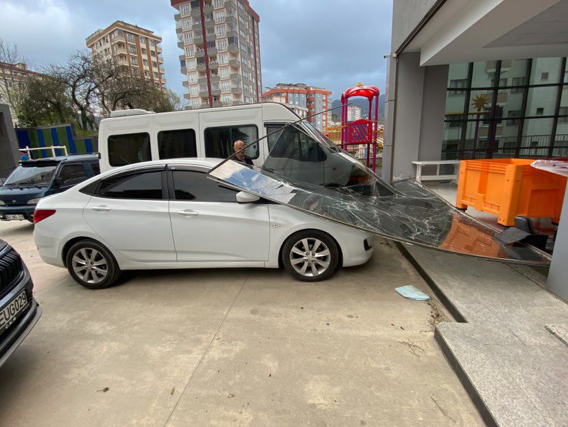 Rize'de fırtına çatıları uçurdu