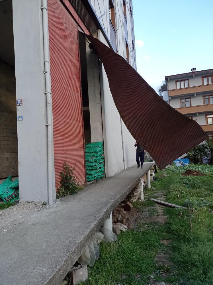 Rize'de fırtına çatıları uçurdu