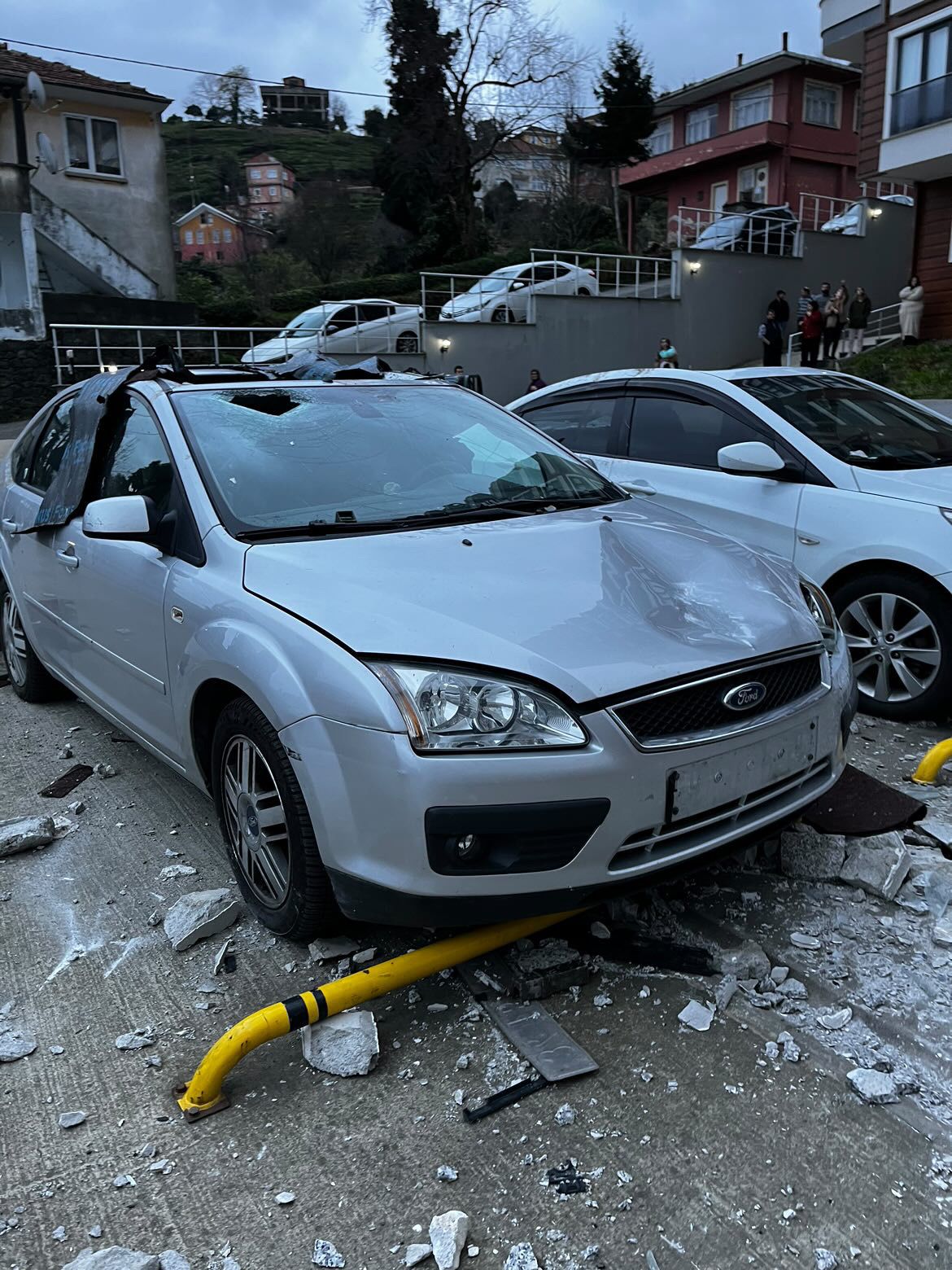 Rize'de fırtına çatıları uçurdu