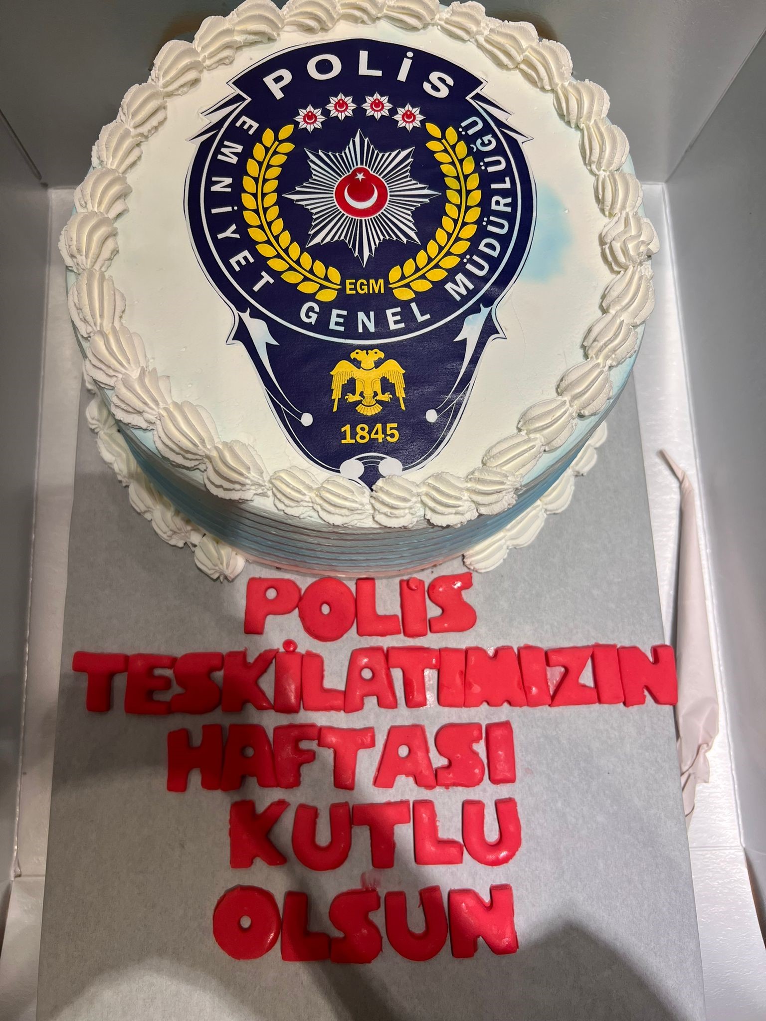Rize'de polis ekiplerine pastalı sürpriz