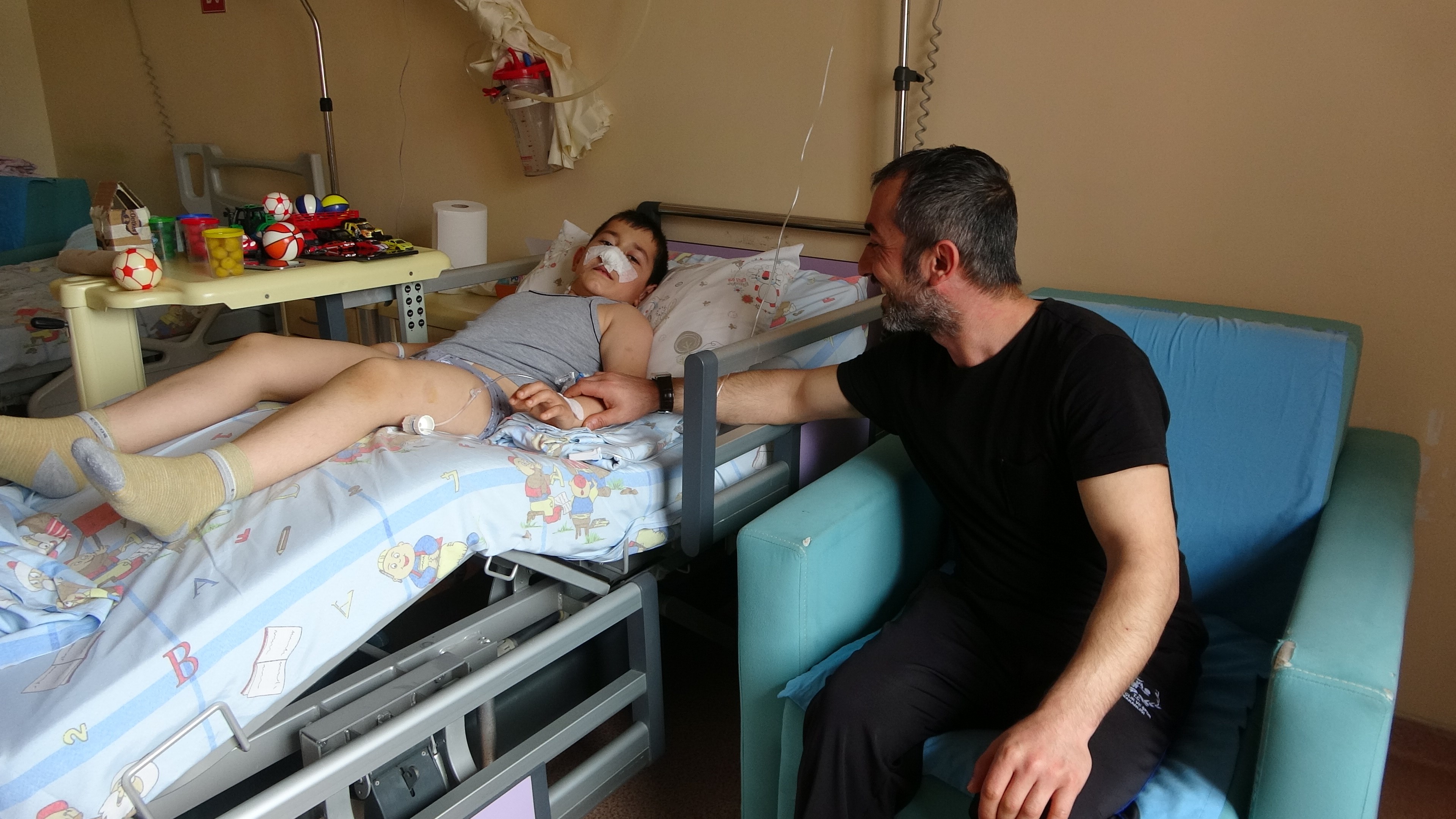 Rize'de küçük çocuk mıknatıslı topları yuttu, bağırsağı delindi