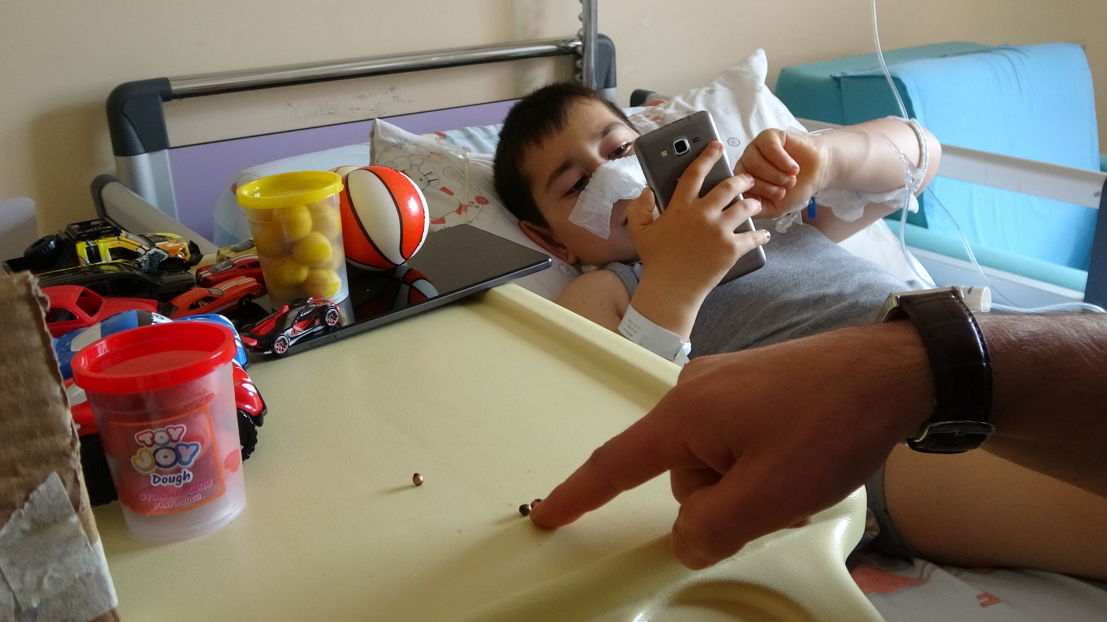 Rize'de küçük çocuk mıknatıslı topları yuttu, bağırsağı delindi