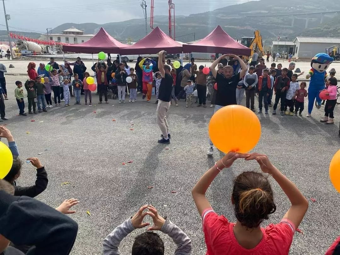 Rize'den 'Benimle Oynar mısın?' ekibi deprem bölgesinde