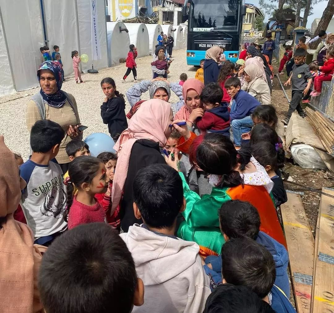 Rize'den 'Benimle Oynar mısın?' ekibi deprem bölgesinde