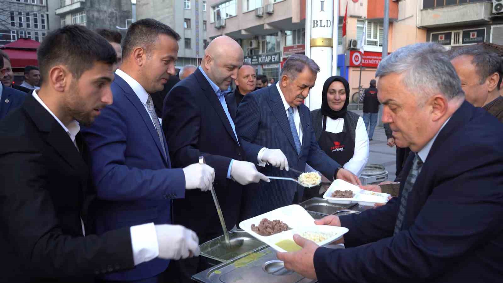 Çayeli’nde geleneksel iftar yemeğinde vatandaşlar bir araya geldi