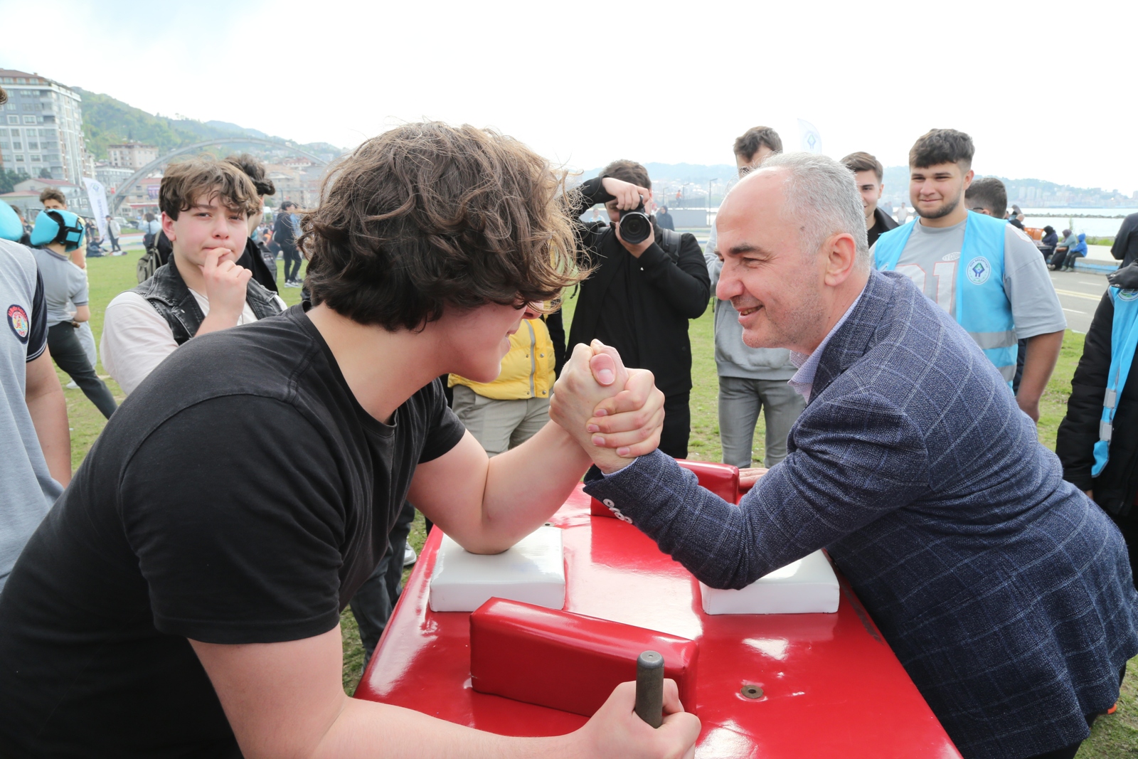 Gençlik Şöleni sucuk ekmek ile lezzetlendi