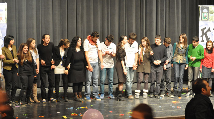 Rize İçin Genç Girişim Derneği tarafından yılın ilk etkinliği imza atılırken Komedi Laz Üçlüsü izleyenleri coşturdu.