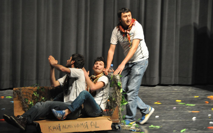 Rize İsmail Kahraman Kültür Merkezi’nde gerçekleştirilen etkinliklerin sunuculuğunu Ahmet Pervane ve Şeyda Osma birlikte gerçekleştirdiler.