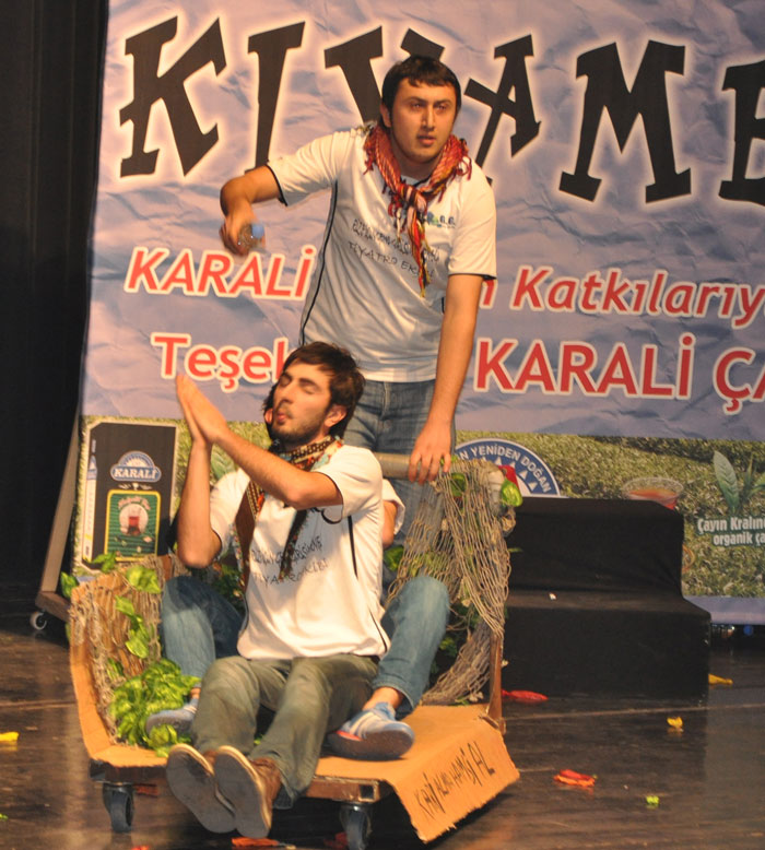 32 kişilik bir ekip tarafından hazırlanan gösteride “Kuyis & Kıyamet” adlı gösteri Türkiye’de doğaçlama tiyatronun öncüsü olan ve televizyonda da yayınlanan Mahşer-i Cümbüş ekibinin gösterilerinden esinlenilerek oluşturuldu.