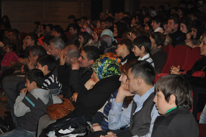 Etkinlikte ayrıca çeşitli skeçler, ödüllü yarışmalar, showlar, doğaçlama komedi oyunu sahnede yer verildi.