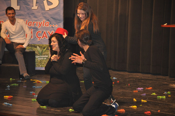 Etkinliğin finalinde sahne alan Komedi Laz Üçlüsü, Karadeniz Müzikleri ile hazırladığı müthiş şovu alyakta alkışlandı.