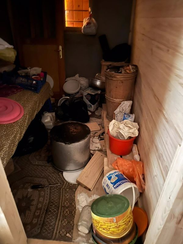 Aç kalan ayılar yayla evlerine dadandı