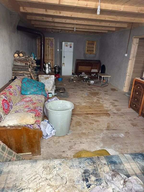 Aç kalan ayılar yayla evlerine dadandı