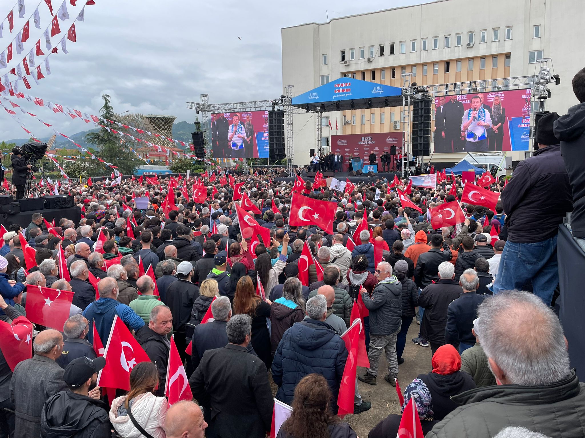 İmamoğlu Rize'de vatandaşlara hitap ediyor