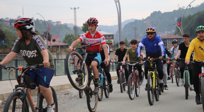 Rize’de bisiklet turu renkli görüntülere sahne oldu