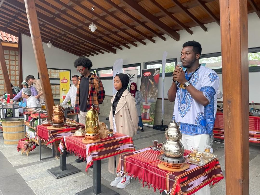 Yabancı uyruklu öğrenciler en iyi çayı demlemek için yarıştı 