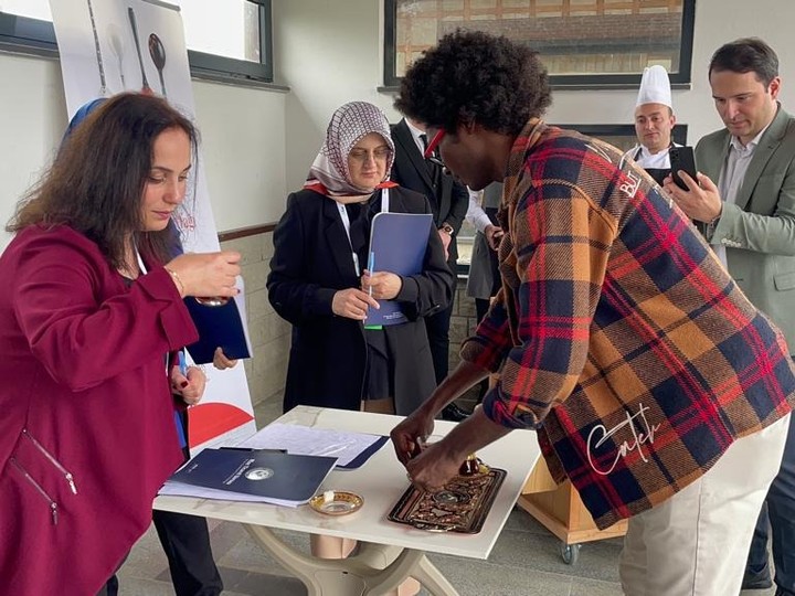 Yabancı uyruklu öğrenciler en iyi çayı demlemek için yarıştı 