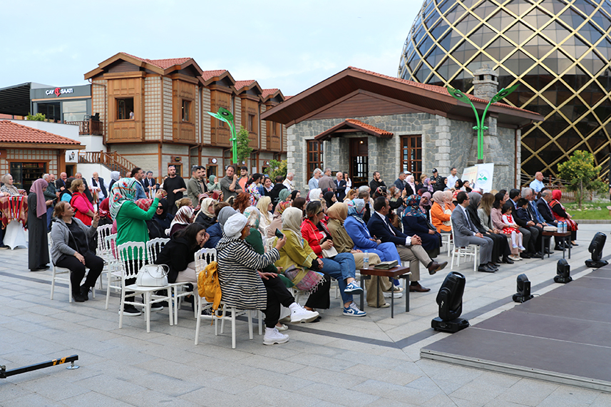 Çay Çarşısı’nda defile yapıldı