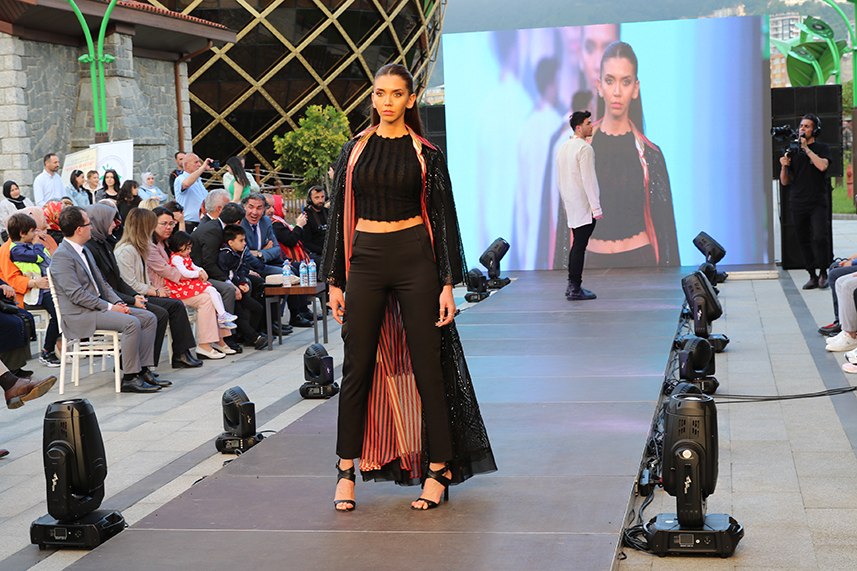 Çay Çarşısı’nda defile yapıldı