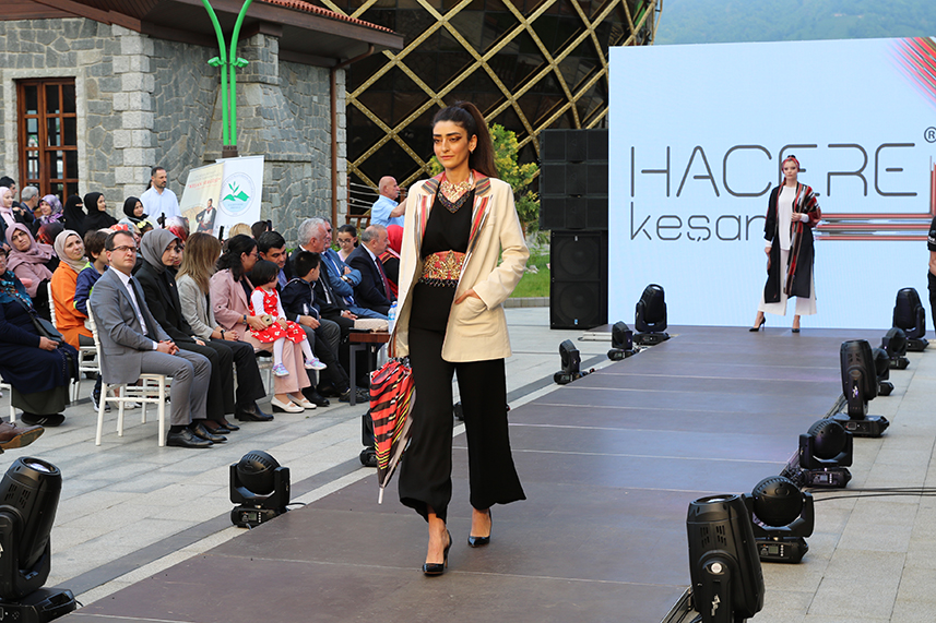 Çay Çarşısı’nda defile yapıldı