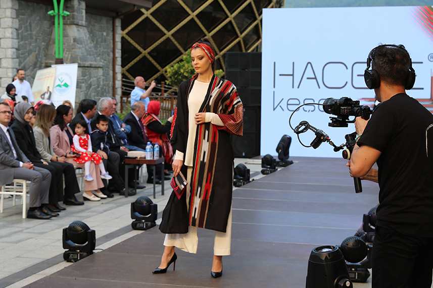 Çay Çarşısı’nda defile yapıldı