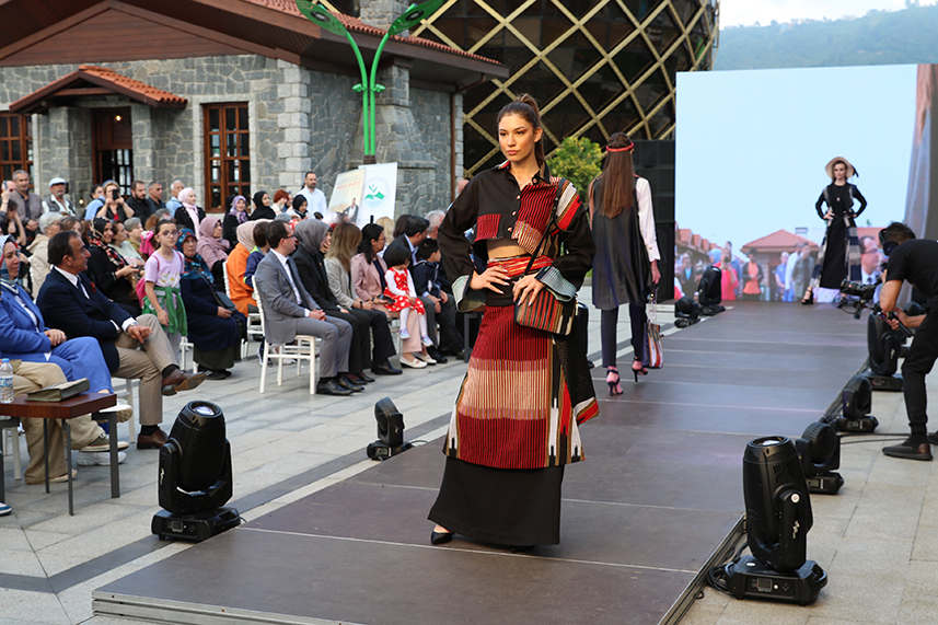 Çay Çarşısı’nda defile yapıldı