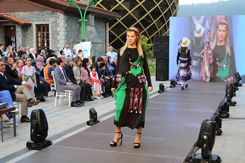 Çay Çarşısı’nda defile yapıldı