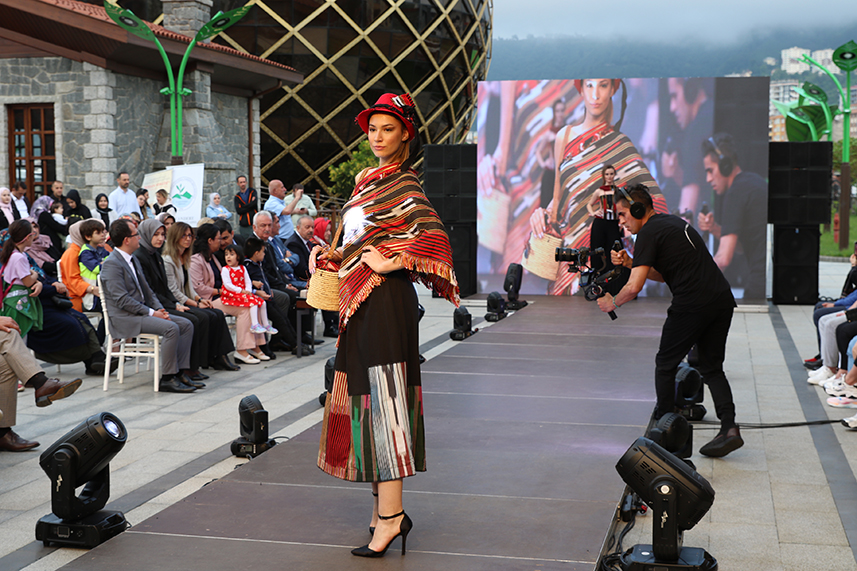 Çay Çarşısı’nda defile yapıldı