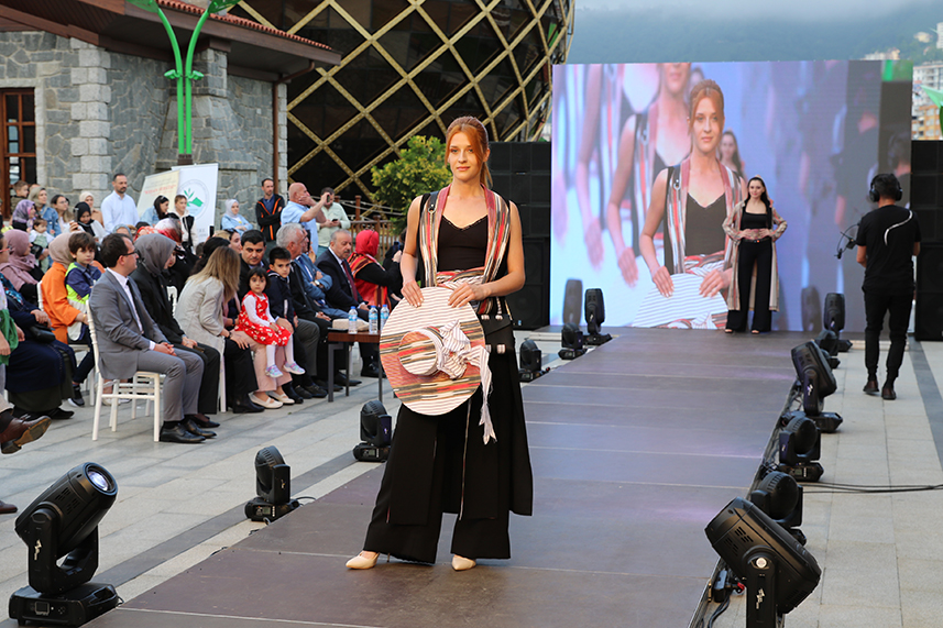 Çay Çarşısı’nda defile yapıldı