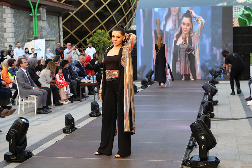 Çay Çarşısı’nda defile yapıldı