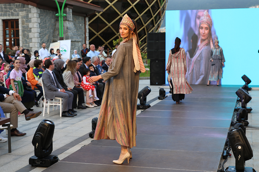 Çay Çarşısı’nda defile yapıldı