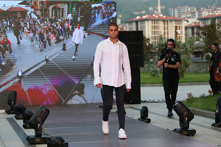 Çay Çarşısı’nda defile yapıldı