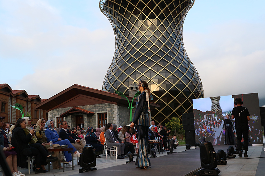 Çay Çarşısı’nda defile yapıldı