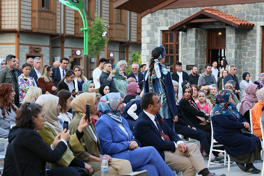 Çay Çarşısı’nda defile yapıldı