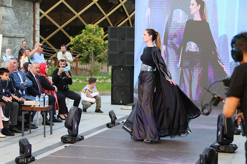 Çay Çarşısı’nda defile yapıldı