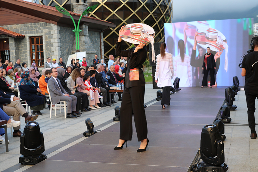 Çay Çarşısı’nda defile yapıldı