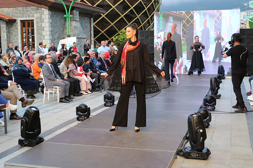 Çay Çarşısı’nda defile yapıldı