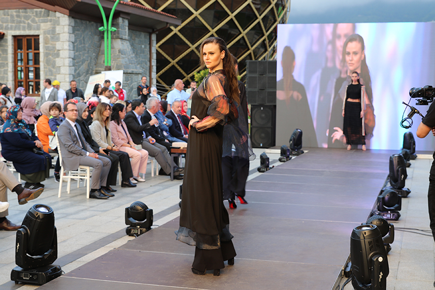 Çay Çarşısı’nda defile yapıldı