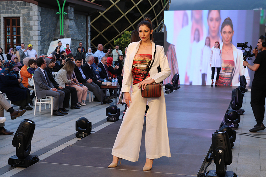 Çay Çarşısı’nda defile yapıldı