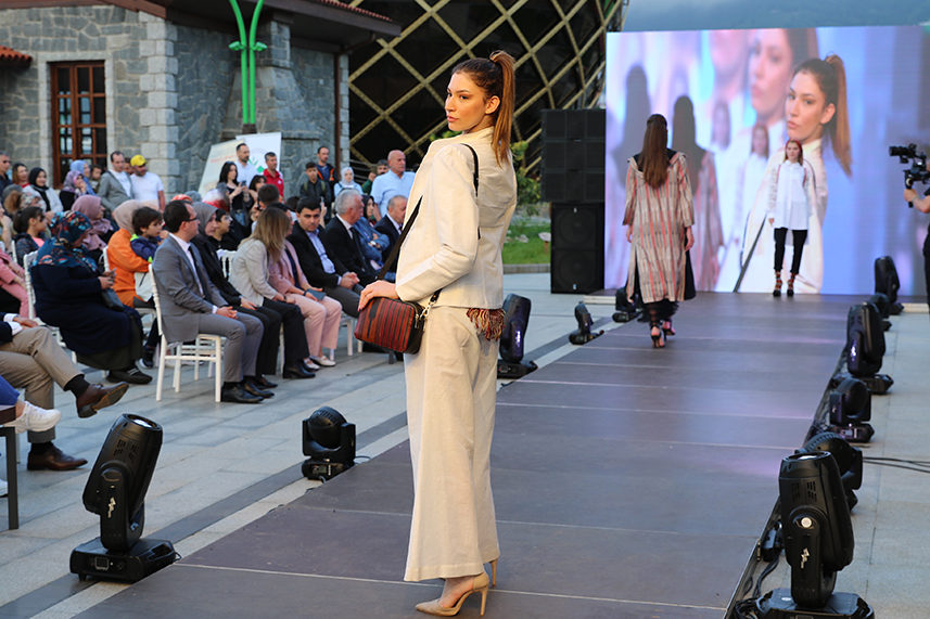 Çay Çarşısı’nda defile yapıldı