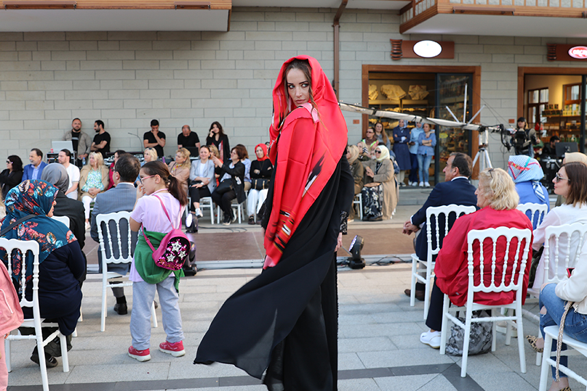 Çay Çarşısı’nda defile yapıldı